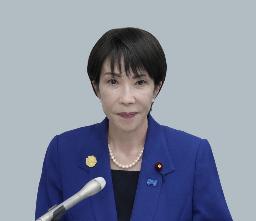 　衆院本会議で、国民民主党の玉木代表（手前）の代表質問を聞く高市首相＝５日午後