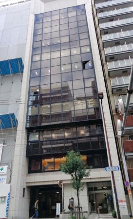 　「絆ホールディングス」が入るビル＝１０月、大阪市