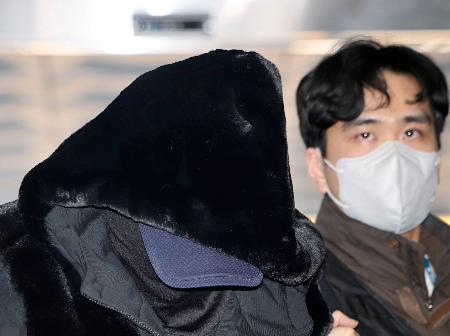 　５日、逮捕状審査のためソウル中央地裁に出頭した男（左）＝ソウル（聯合＝共同）