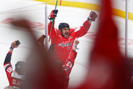 　ブルース戦で史上初の通算９００ゴールを達成し、両手を上げて喜ぶキャピタルズのオベチキン（中央）＝ワシントン（ＡＰ＝共同）