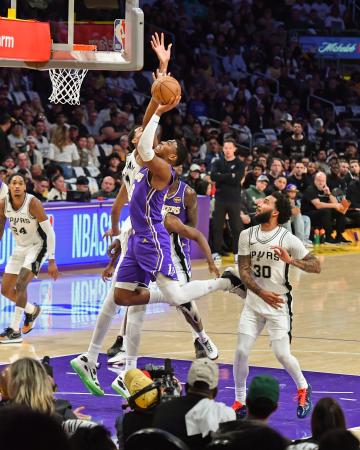 　スパーズ戦でゴールを狙うレーカーズの八村（中央）＝ロサンゼルス（ＮＢＡＥ・ゲッティ＝共同）