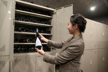 　関西電力送配電がサービスを始めるワイン貯蔵施設＝６日午後、兵庫県宝塚市