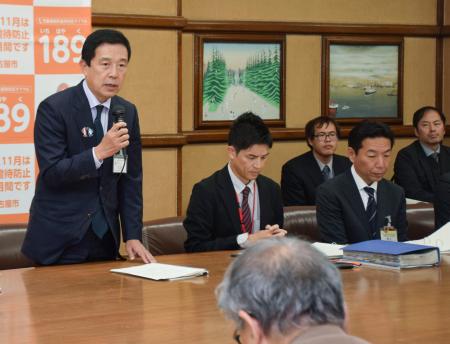 　名古屋城天守閣の復元事業を巡り、障害者らで構成する市民団体との会合であいさつする名古屋市の広沢一郎市長＝６日午後、名古屋市役所