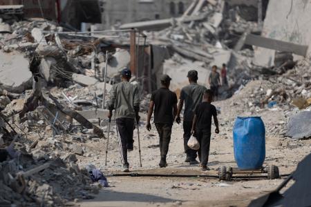 　パレスチナ自治区ガザで、厳しい状況の中で生きる人々＝６日（ゲッティ＝共同）