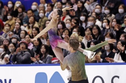 　女子フリーの演技を終え、ガッツポーズする坂本花織＝東和薬品ラクタブドーム