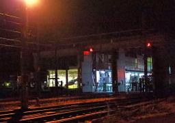 　クマが入り込み、捕獲されたＪＲ新庄駅の車庫＝８日午後６時３０分ごろ、山形県新庄市