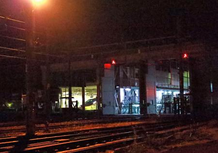 　クマが入り込み、捕獲されたＪＲ新庄駅の車庫＝８日午後６時３０分ごろ、山形県新庄市