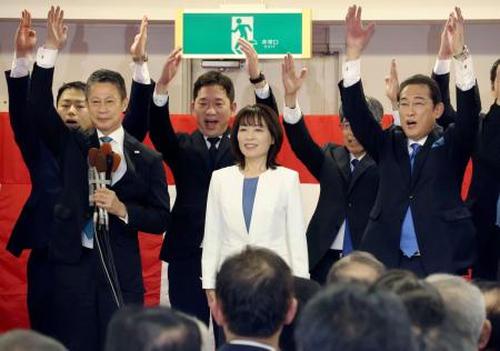 　広島県知事選で初当選を確実にし、喜ぶ横田美香氏（中央）。右は岸田文雄元首相＝９日夜、広島市中区