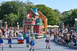 　東京ディズニーランドのクリスマスパレード＝１０日、千葉県浦安市