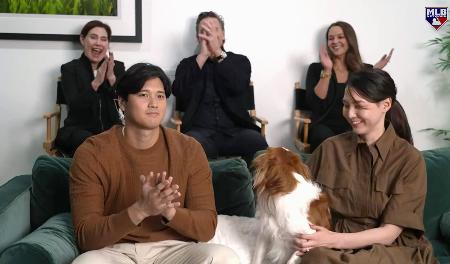 　米大リーグ、ナショナル・リーグのＭＶＰに満票で選ばれ、ＭＬＢネットワークの番組で喜ぶドジャースの大谷翔平。右は妻真美子さん＝１３日