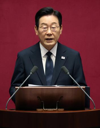 　韓国の国会で演説する李在明大統領＝４日、ソウル（ロイター＝共同）