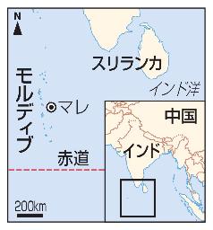　たばこを吸う人＝２３年、ロンドン（ロイター＝共同）