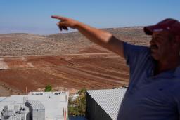 　自宅で横たわるアファフ・アブアリアさん＝１０月２７日、ヨルダン川西岸ムガイヤ（共同）