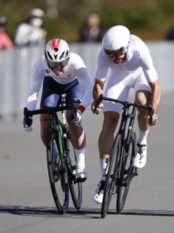 　男子９０キロ級３位決定戦　トルコ選手（左）に一本勝ちした水掫瑞紀＝東京武道館