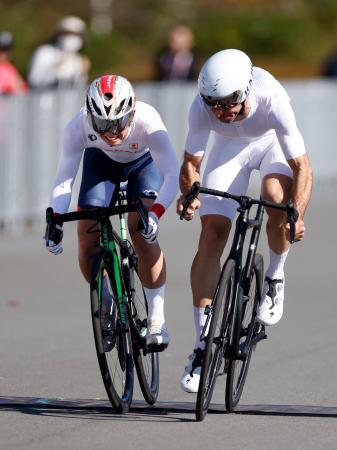 　男子スプリント２回戦　力走する郷原輝久（左）＝静岡県日本サイクルＳＣ
