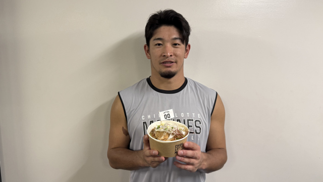 「池田のねぎ塩観音池ポーク丼」を持つ池田来翔内野手
