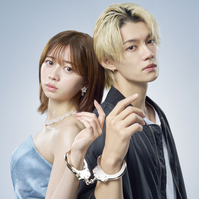 水曜ドラマ『ESCAPE　それは誘拐のはずだった』に出演する（左から）桜田ひより、佐野勇斗（C）日本テレビ