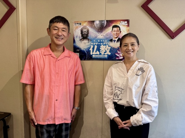 『仏教伝道協会 presents 笑い飯 哲夫のサタデー★ナイト仏教』に出演する（左から）哲夫、小泉今日子（C）FM大阪