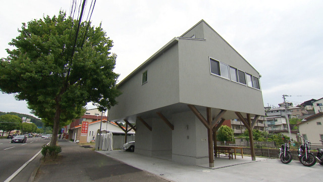 6日放送『住人十色』＝幹線道路沿いに建つ、まるで宙に浮いているような高床式の家（C）MBS