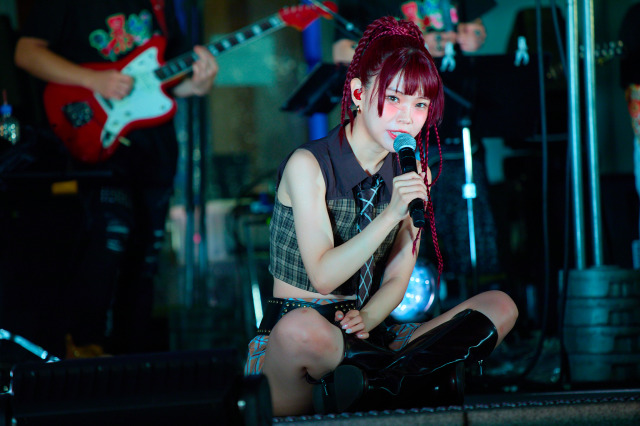 アイナ・ジ・エンドが新宿でゲリラライブ開催　Photo by Takao Iwasawa