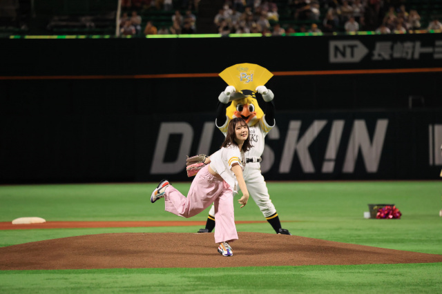 ソフトバンク戦のセレモニアルピッチに登場した内田真礼（C）SoftBank HAWKS