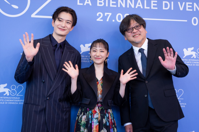 「第81回ベネチア国際映画祭」でワールドプレミアを飾った『果てしなきスカーレット』岡田将生、芦田愛菜、細田守監督 （C）KAZUKO WAKAYAMA