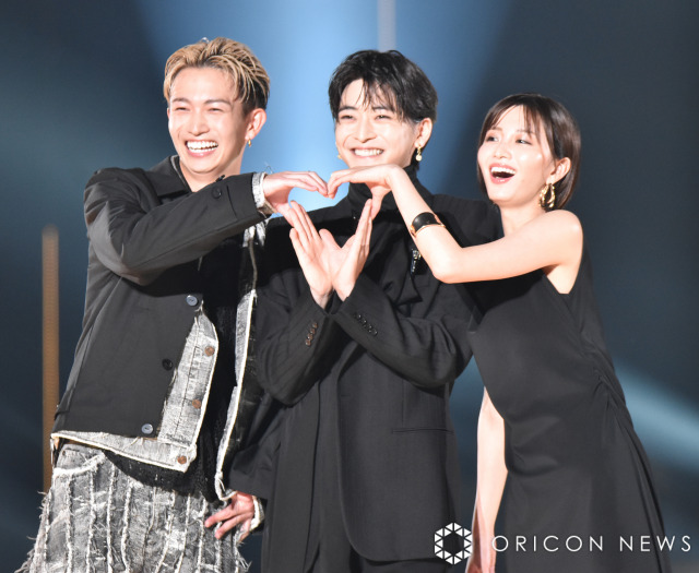 『第41回 マイナビ 東京ガールズコレクション 2025 AUTUMN／WINTER』に出演した（左から）綱啓永、高橋文哉、岡崎紗絵 （C）ORICON NewS inc.
