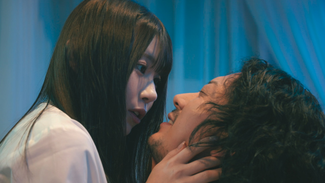 Netflixコメディシリーズ『デスキスゲーム いいキスしないと死んじゃうドラマ』より