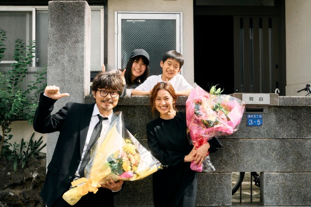 ドラマ『こんばんは、朝山家です。』朝山毛そろってクランクアップ（C）ABCテレビ
