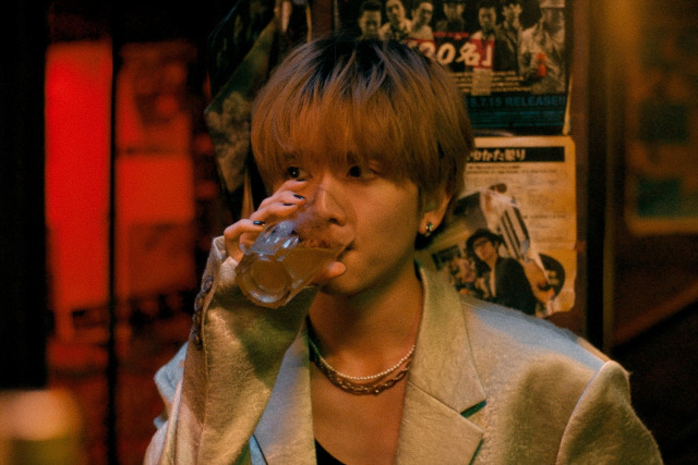 既婚のNo.1ホスト・アサヒ（板垣李光人）＝映画『ミーツ・ザ・ワールド』（10月24日公開）（C）金原ひとみ／集英社・映画「ミーツ・ザ・ワールド」製作委員会
