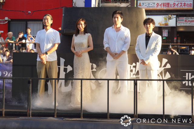 映画『沈黙の艦隊 北極海大海戦』大阪プレミアイベントに出席した（左から）吉野耕平監督、上戸彩、大沢たかお、津田健次郎 （C）ORICON NewS inc.