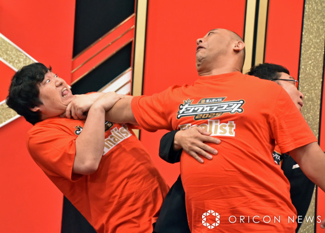 みちおが手押し相撲を装って兎の首をつかむ （C）ORICON NewS inc.