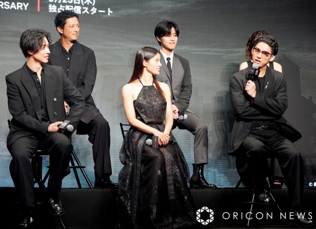 『今際の国のアリス』シーズン3 グローバルファンイベントに登壇した（前列左から）山崎賢人、土屋太鳳、賀来賢人（後列左から）池内博之、醍醐虎汰朗 （C）ORICON NewS inc.