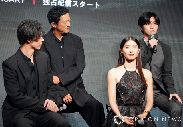 『今際の国のアリス』シーズン3 グローバルファンイベントに登壇した（前列左から）山崎賢人、土屋太鳳（後列左から）池内博之、醍醐虎汰朗 （C）ORICON NewS inc.