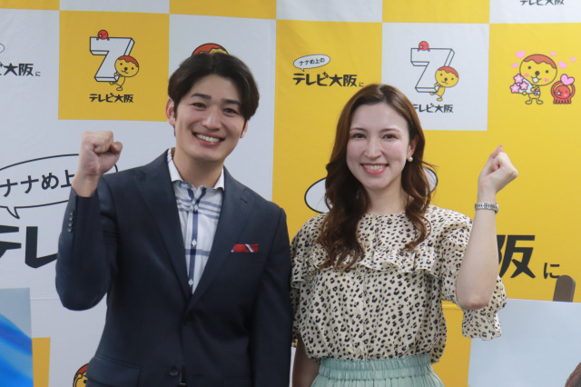 11日に開かれたテレビ大阪「秋の改編会見」に出席した（左から）前田拓哉アナ、ウーデンジェニファー里沙アナ（C）テレビ大阪