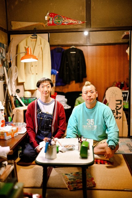 10月1日スタートのフジテレビ水10ドラマ『もしもこの世が舞台なら、楽屋はどこにあるのだろう』に出演する（左から）大水洋介、西村瑞樹（C）フジテレビ