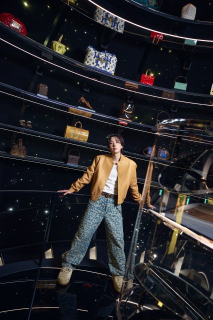 BTSのJ-HOPEが大阪で開催中のルイ・ヴィトン「ビジョナリー・ジャーニー」展に来場
