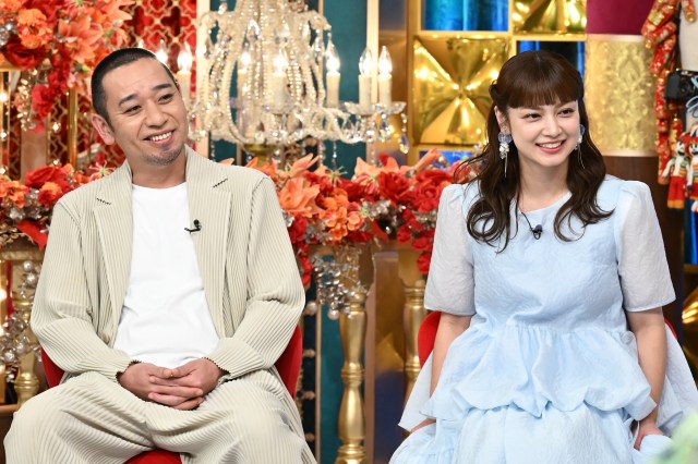 日本テレビ系『千鳥かまいたちゴールデンアワー』より、左から大悟（千鳥）、平愛梨　（C）日本テレビ