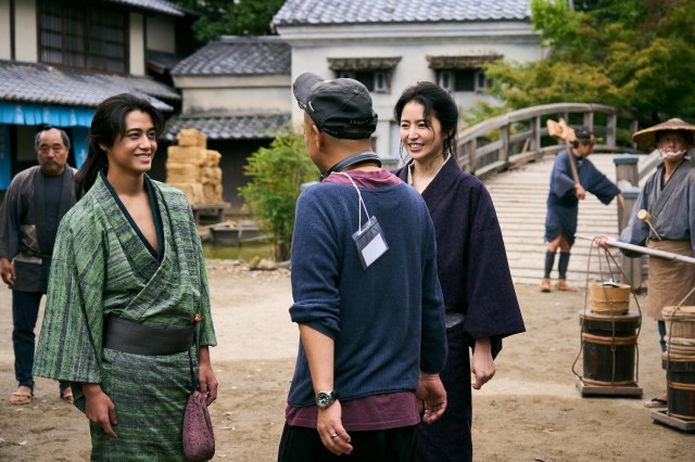 高橋海人（King & Prince）、大森立嗣監督（後ろ姿）、長澤まさみ＝（映画『おーい、応為』（10月17日公開）メイキング写真（C）2025「おーい、応為」製作委員会