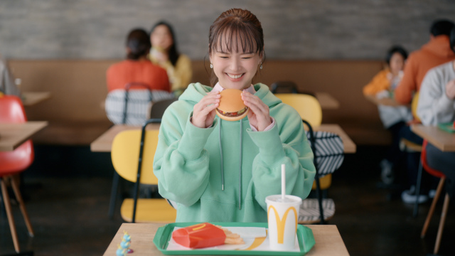 マクドナルド新CM「セット500『カプセルトイ』」篇に出演した多部未華子
