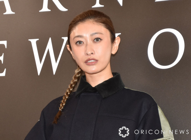 特徴的セットアップで笑顔を見せた山田優 （C）ORICON NewS inc.