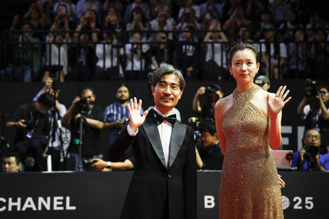 「第30回釜山国際映画祭」オープニングセレモニーのレッドカーペットに登場した『匿名の恋人たち』月川翔監督、ハン・ヒョジュ