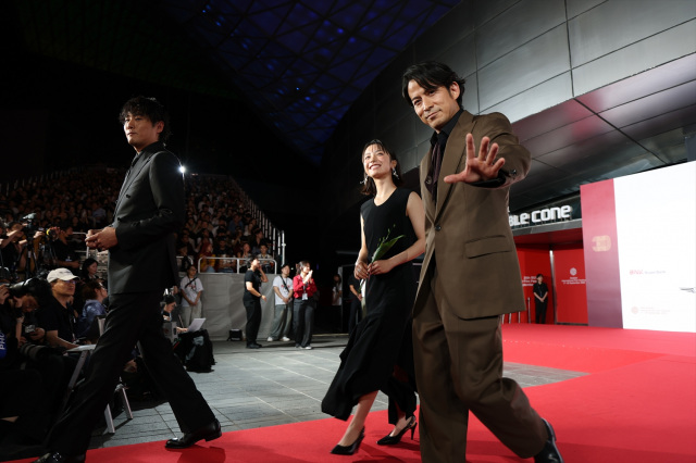 「第30回釜山国際映画祭」オープニングセレモニーのレッドカーペットに登場した『イクサガミ』（左から）藤井道人監督、藤崎ゆみあ、岡田准一