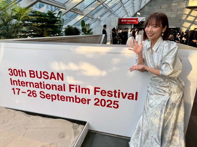 「第30回釜山国際映画祭」オープニングセレモニーに登場した『恋愛裁判』主演・齊藤京子