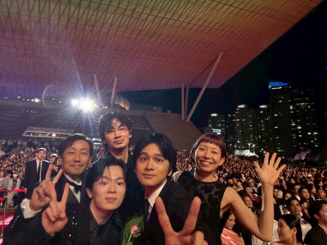 「第30回釜山国際映画祭」オープニングセレモニーに登場した『愚か者の身分』（左から）森井輝プロデューサー、林裕太、綾野剛、北村匠海、永田琴監督