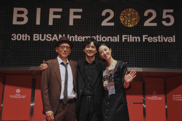 「第30回釜山国際映画祭」オープニングセレモニーに登場した『Dear Stranger／ディア・ストレンジャー』グイ・ルンメイ、西島秀俊