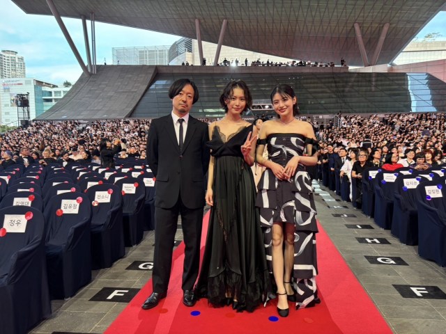 「第30回釜山国際映画祭」オープニングセレモニーに登場した『万事快調〈オール・グリーンズ〉』（左から）児山隆監督、南沙良、出口夏希