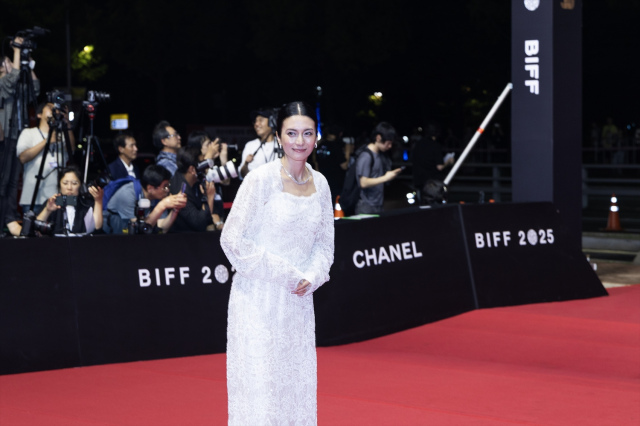 「第30回釜山国際映画祭」オープニングセレモニーに登場した『兄を持ち運べるサイズに』柴咲コウ