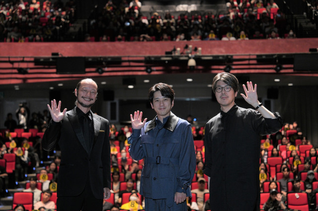 「第30回釜山国際映画祭」映画『８番出口』公式上映前の舞台あいさつに登壇した（左から）河内大和、二宮和也、川村元気監督