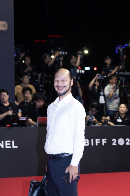 「第30回釜山国際映画祭」のレッドカーペットに映画『８番出口』の“歩く男”（河内大和）が登場